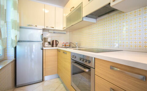 Vesna: Cabinetry, Comptoir, Meubles, Bâtiment, Cuisinière, Appareil De Cuisine, Evier, Cuisine, Bois, Électroménager