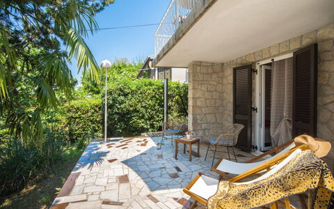 Vesna: Propriété, Plante, Ciel, Bâtiment, Architecture, Mobilier De Jardin, Ombre, Chaise, Pot De Fleur, Design Urbain