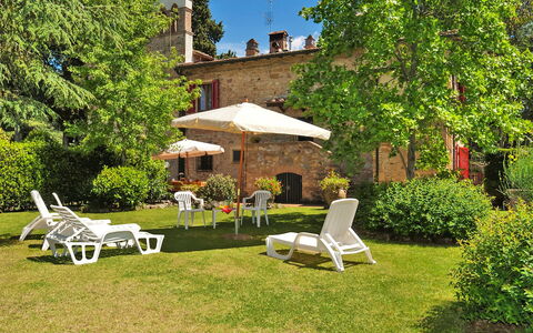 L'Antica Chiesa: Propriété, Maison, Bâtiment, Immobilier, Chalet, Cour, Jardin, Herbe, Domicile, Arbre