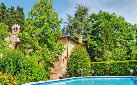 L'Antica Chiesa: Piscine, Paysage Naturel, Propriété, Arbre, Immobilier, Maison, Domicile, Arrière-Cour, Biens, Loisir