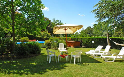L'Antica Chiesa: Plante, Nuage, Ciel, Communauté Des Plantes, Arbre, Paysage Naturel, Chaise, Mobilier De Jardin, Ombre, Lot Terre