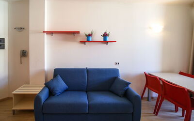 Mediterraneo 100.4: Meubles, Pièce, Salon, Canapé, Rouge, Bleu, Design Intérieur, Propriété, Établissements Humains, Sol