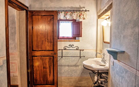 Villa Petrognano: Pièce, Propriété, Bâtiment, Design Intérieur, Maison, Meubles, Sol, Architecture, Salle De Bains, Porte