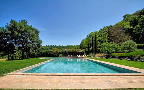 Villa Petrognano: Piscine, Propriété, Paysage Naturel, Biens, Immobilier, Maison, Herbe, Loisir, Arbre, Domicile