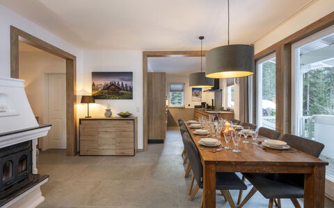 Steindlwald: Meubles, Table, Cabinetry, Comptoir, Fenêtre, Bois, Chaise, Cuisine, Sol, Sol