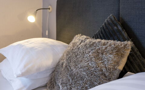Steindlwald: Confort, Bois, Sol, Lit, Cadre De Lit, Linge, Teintes Et Ombres, Chambre, Literie, Dur