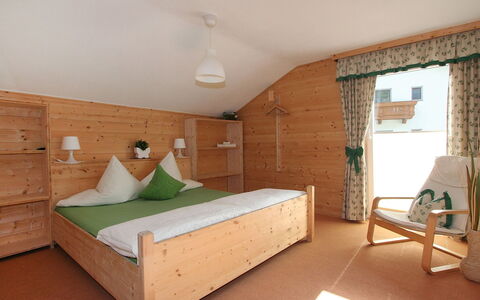 Ötztal: Pièce, Meubles, Chambre, Lit, Propriété, Design Intérieur, Plafond, Cadre De Lit, Bâtiment, Maison