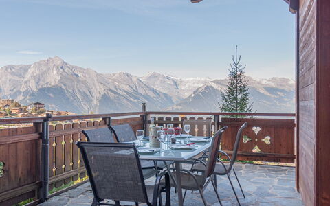 Agneau: Ciel, Propriété, Montagne, Table, Bois, Éclairage, Arbre, Porche, Pot De Fleur, Clôture
