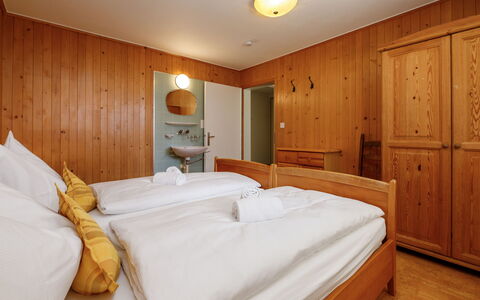 Chalet Shangri la: Lit, Chambre, Design Intérieur, Bois, Sol, Plafond, Meubles, Sol, Drap De Lit, Cadre De Lit