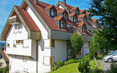 Schonach 125: Plante, Bâtiment, Ciel, Propriété, Fenêtre, Roue, Voiture, Maison, Arbre
