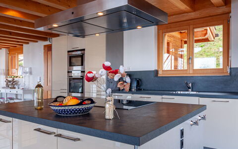 Chalet Aquarius: Comptoir, Cabinetry, Propriété, Meubles, Robinet, Cuisine, Évier, Bâtiment, Bois, Design Intérieur