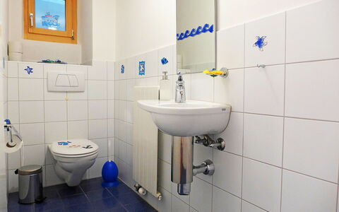 Ferienhaus Döss: Salle De Bains, Propriété, Pièce, Luminaire Plomberie, Mur, Tuile, Robinet, Architecture, Accessoire Salle De Bain, Toilette
