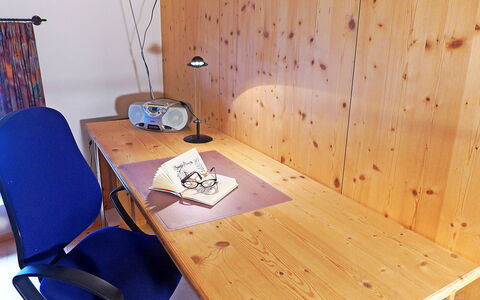 Ferienhaus Döss: Table, Meubles, Chaise, Bâtiment, Bois, Design Intérieur, Sol, Sol, Dur, Tache De Bois