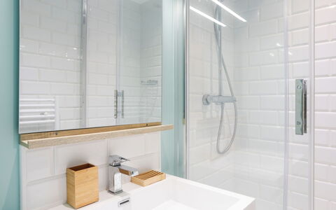 Deauville-Trouville 140: Robinet, Luminaire Plomberie, Tete De Douche, Propriété, Évier, Bar De Douche, Panneau De Douche, Salle De Bains, Porte De Douche