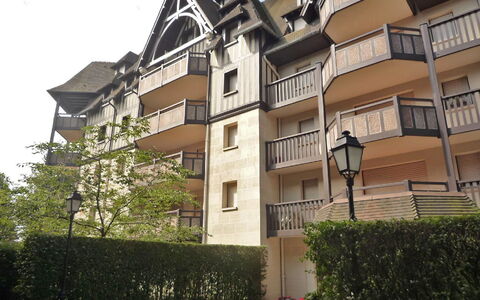 Deauville-Trouville 140: Plante, Ciel, Bâtiment, Propriété, Fenêtre, Vert, Nuage, Design Urbain, Condominium, Arbre