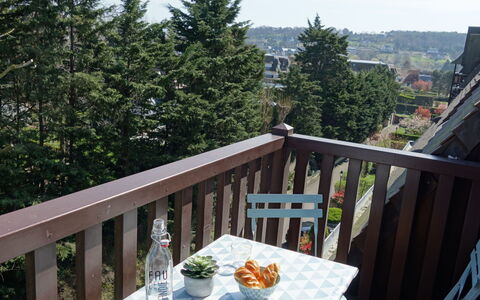 Deauville-Trouville 140: Table, Ciel, Vaisselle, Propriété, Meubles, Chaise, Porche, Bois, Arbre, Clôture