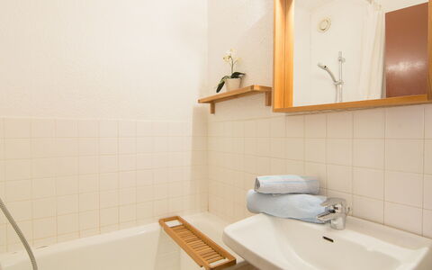 La Toussuire 260: Marron, Miroir, Baignoire, Robinet, Luminaire Plomberie, Propriété, Photographier, Évier, Lavabo, Salle De Bains