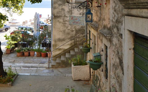 Karlobag 100: Quartier, Mur, Ville, Ruelle, Rue, Bâtiment, Maison, Arbre, Architecture, Route