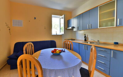 Sani 100.3: Pièce, Meubles, Propriété, Salle À Manger, Table, Bâtiment, Design Intérieur, Jaune, Sol, Maison
