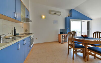 Sani 100.4: Pièce, Propriété, Meubles, Bâtiment, Bleu, Design Intérieur, Sol, Jaune, Comptoir, Cuisine