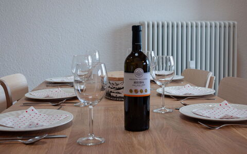 Haut de Cry 16: Vaisselle, Table, Bouteille, Meubles, Drinkware, Verres À Pied, Bar, Chaise, Design Intérieur, Du Vin