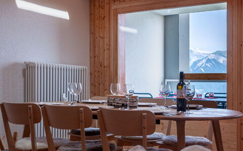 Haut de Cry 16: Table, Meubles, Propriété, Bâtiment, Chaise, Bois, Design Intérieur, Fenêtre, Maison, Ombre