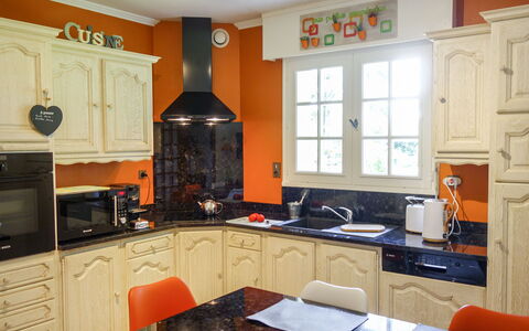 Villa Pallec: Cabinetry, Comptoir, Propriété, Table, Meubles, Fenêtre, Cuisine, Appareil De Cuisine, Cuisinière, Électroménager