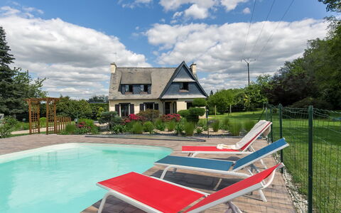 Villa Rocuet: Nuage, Ciel, Plante, L'Eau, Propriété, Bâtiment, Arbre, Mobilier De Jardin, Maison, Ombre