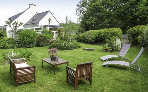 Ty Patrick: Plante, Meubles, Propriété, Bâtiment, Ciel, Vert, Paysage Naturel, Arbre, Table, Mobilier De Jardin