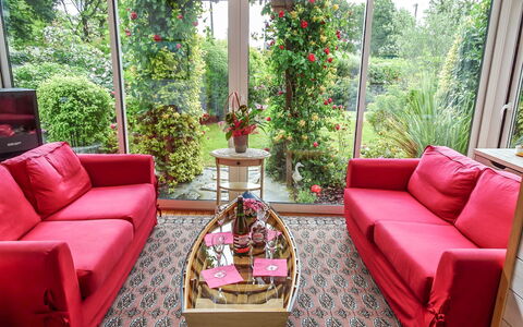 Ty Patrick: Salon, Pièce, Propriété, Design Intérieur, Meubles, Domicile, Rouge, Table Basse, Maison, Rose