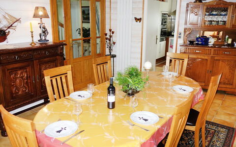 Ty Patrick: Pièce, Salle À Manger, Meubles, Propriété, Table, Design Intérieur, Table Cuisine Et Salle A Manger, Bâtiment, Chaise, Sol