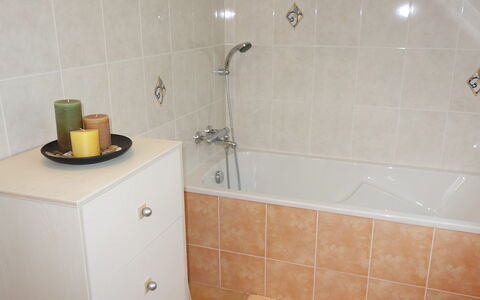 Ty Patrick: Luminaire Plomberie, Propriété, Tete De Douche, Cabinetry, Robinet, Baignoire, Salle De Bains, Douche, Sol, Sol