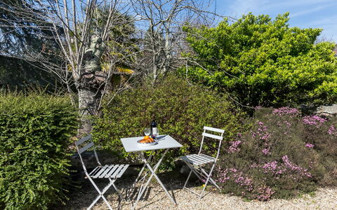 Chaumiere Natelliou: Nuage, Ciel, Propriété, Bâtiment, Arbre, Bois, Chaise, Design Urbain, Mobilier De Jardin, Table