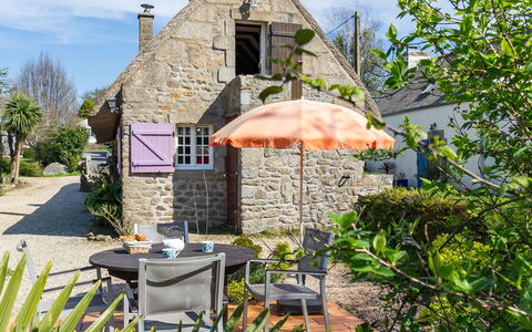 Chaumiere Natelliou: Nuage, Ciel, Propriété, Bâtiment, Arbre, Bois, Chaise, Design Urbain, Mobilier De Jardin, Table