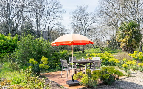 Chaumiere Natelliou: Nuage, Ciel, Propriété, Bâtiment, Arbre, Bois, Chaise, Design Urbain, Mobilier De Jardin, Table
