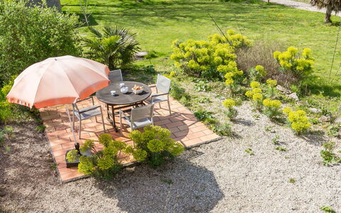 Chaumiere Natelliou: Nuage, Ciel, Propriété, Bâtiment, Arbre, Bois, Chaise, Design Urbain, Mobilier De Jardin, Table