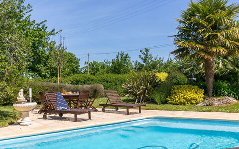 Ty Keriquel: L'Eau, Plante, Meubles, Ciel, La Nature, Piscine, Bleu Azur, Arbre, Mobilier De Jardin, Chaise
