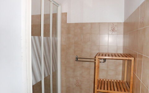 Le Champ du Lac: Produit, Pièce, Propriété, Sol, Meubles, Mur, Maison, Design Intérieur, Escaliers, Tuile