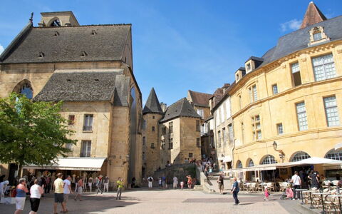 La Colinoise: Ciel, Bâtiment, Fenêtre, Arbre, Quartier, Maison, Ville, Façade, Médiéval Architecture