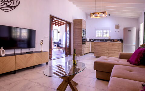 Villa Teresita: Propriété, Meubles, Cadre, Table, Bois, Violet, Design Intérieur, Éclairage, Plante D'Appartement, Décoration