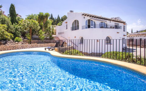 Villa Teresita: L'Eau, Plante, Ciel, Propriété, Bleu, Fenêtre, Bâtiment, Bleu Azur, Piscine, Paysage Naturel