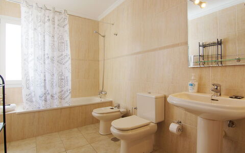 Pelzer: Luminaire Plomberie, Miroir, Propriété, Blanc, Évier, Violet, Salle De Bains, Siège De Toilette, Lavabo, Bâtiment