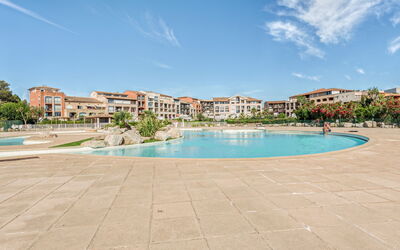 Saint-tropez 320: Ciel, L'Eau, Bâtiment, Nuage, Piscine, Plante, Bleu Azur, Arbre, Maison, Design Urbain