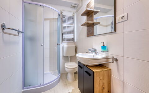 Lovran 106: Salle De Bains, Luminaire Plomberie, Design Intérieur, Sol, Évier, Lavabo, Sol, Toilette, Robinet, Plomberie