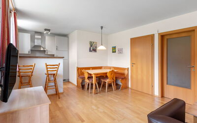 Top 5 120.3: Table, Meubles, Bois, Orange, Design Intérieur, Chaise, Sol, Sol, Tache De Bois, Salon