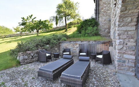 Maso Dolcevista: Plante, Meubles, Communauté Des Plantes, Ciel, Ombre, Table, Chaise, Mobilier De Jardin, Arbre, Paysage Naturel