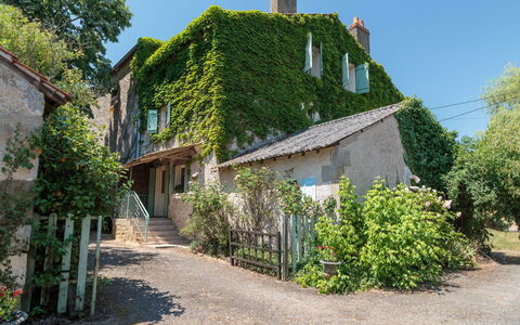 Le Jardin de Timothee: Plante, Ciel, Bâtiment, Fenêtre, Végétation, Arbre, Maison, Chalet, Immobilier
