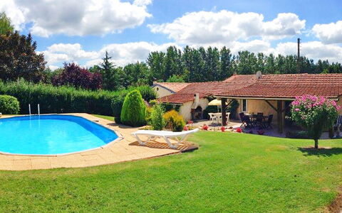 La Grangette: Nuage, L'Eau, Plante, Ciel, Bâtiment, Piscine, Arbre, Lot Terre, Ombre, Mobilier De Jardin