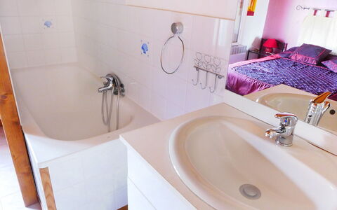 La Grangette: Salle De Bains, Propriété, Pièce, Baignoire, Violet, Robinet, Design Intérieur, Évier, Luminaire Plomberie, Rose