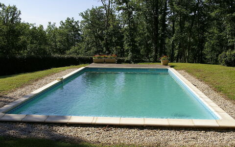 Les Chenes: Piscine, Propriété, Herbe, L'Eau, Rectangle, Loisir, Arbre, Arrière-Cour, Maison, Composite